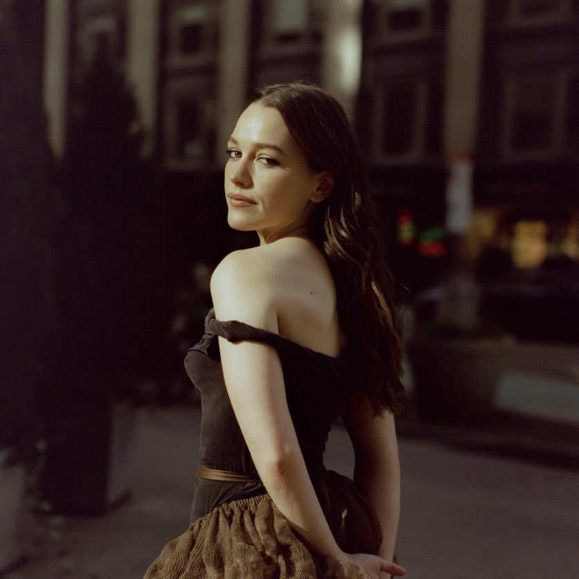 Emilia Clarke Network tweet media