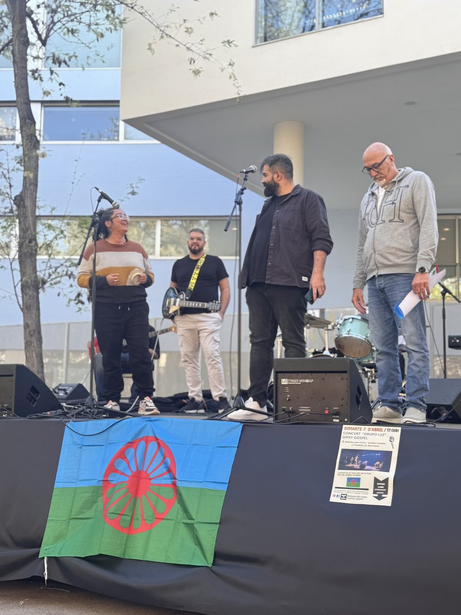 sapoconcho's tweet photo. Demà és 8 d’abril, Dia Internacional del Poble Gitano, i avui al #BonPastor (on millor?) hem començat dues setmanes d’actes amb un concert Gipsy Gospel de “Grupo Luz” @Juanfajardocor3 @TheGipsyTeacher
#SastipenThajMestipen #poblegitano #semprehisom https://t.co/7L5Q7nveDf