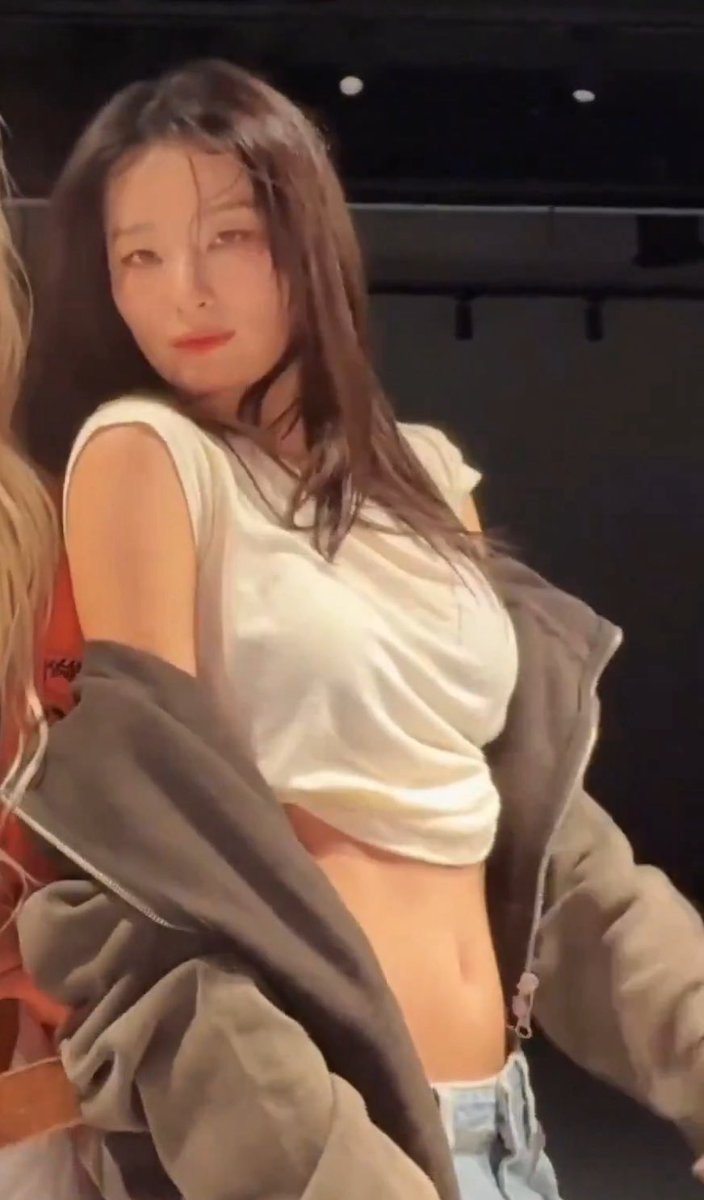 myseulgi0210's tweet photo. #seulgi so hot 🥹😘🐻 https://t.co/wHa0EKY2SE