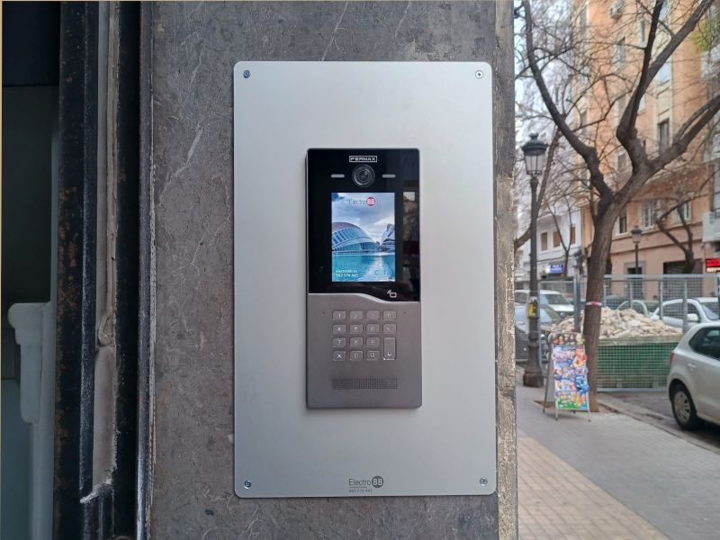 electrob_bb's tweet photo. Instalación en Burriana 23 (Valencia): renovamos un portero analógico Fermax por sistema DUOX PLUS. 14 viviendas con monitor VEO y opción WiFi 📲

Más seguridad, mejor comunicación y control remoto.
👉 https://t.co/lFPSprNMWL

#ElectroBB #FermaxValencia #EstrenaTuVideoportero https://t.co/FIpBiOPlER