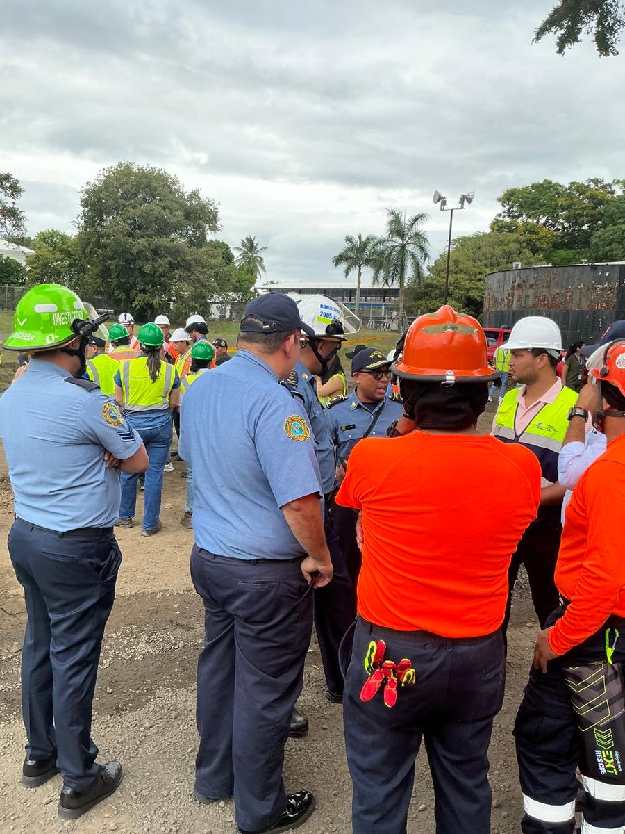 BCBRP's tweet photo. 🚒🇵🇦 Panamá
🌉 Instituciones, incluyendo MOP, BCBRP, SINAPROC, ACP y Ministerio Público, realizan verificaciones en áreas abiertas del Puente de las Américas.

🚒 Posteriormente se inspeccionarán otros puntos para presentar informe técnico a la nación.

BomberosPanamá SINAPROC https://t.co/CeGsqaQ6ta