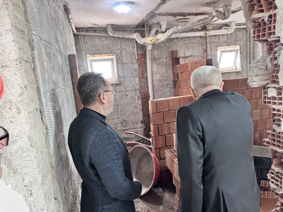 sevgilioglu's tweet photo. 📍 Daday Devlet Hastanesi’ndeyiz

Bugün İl Yönetim Kurulu Üyelerimiz, İlçe Başkanımız Ziya Kabakçı, İlçe Teşkilatımız ve İl Sağlık Müdürümüz Fevzi Yavuz Yılmaz ile yaptığımız incelemelerde gördük ki; Daday’ımız sağlıkta önemli bir değişim ve gelişim sürecine girmiş durumda.

Sağlık Bakanlığımız tarafından geliştirilen GÖREN Sistemi verilerine göre; 2025 yılında emsal hastanelerin ortalaması olan 53 puanın %30 altında kalan hastanemiz,
yapılan düzenlemelerle geçen ay 62 puan seviyesine yükselmiştir.

Bu artış, verilen hizmetin kalitesinin somut bir göstergesidir.

Sahada yaptığımız gözlemlerde;
hizmetin artık tüm hemşehrilerimize eşit, planlı ve insan odaklı bir şekilde sunulduğunu memnuniyetle gördük.

Ayrıca; Dadaylı hemşehrilerimizin daha modern, daha konforlu ve daha hızlı sağlık hizmetine ulaşabilmesi için hastanemizde tadilat çalışmalarına başlanmıştır.

Bu başarıda emeği olan İl Sağlık Müdürümüze ve fedakârca görev yapan tüm sağlık çalışanlarımıza teşekkür ediyorum.

Bizim önceliğimiz;
milletimizin sağlığı, hemşehrilerimizin memnuniyetidir.

Daday kabuğunu kırıyor…
Ve biz bu değişimin arkasındayız

@Akparti @RTErdogan @abuyukgumus @akparti_37