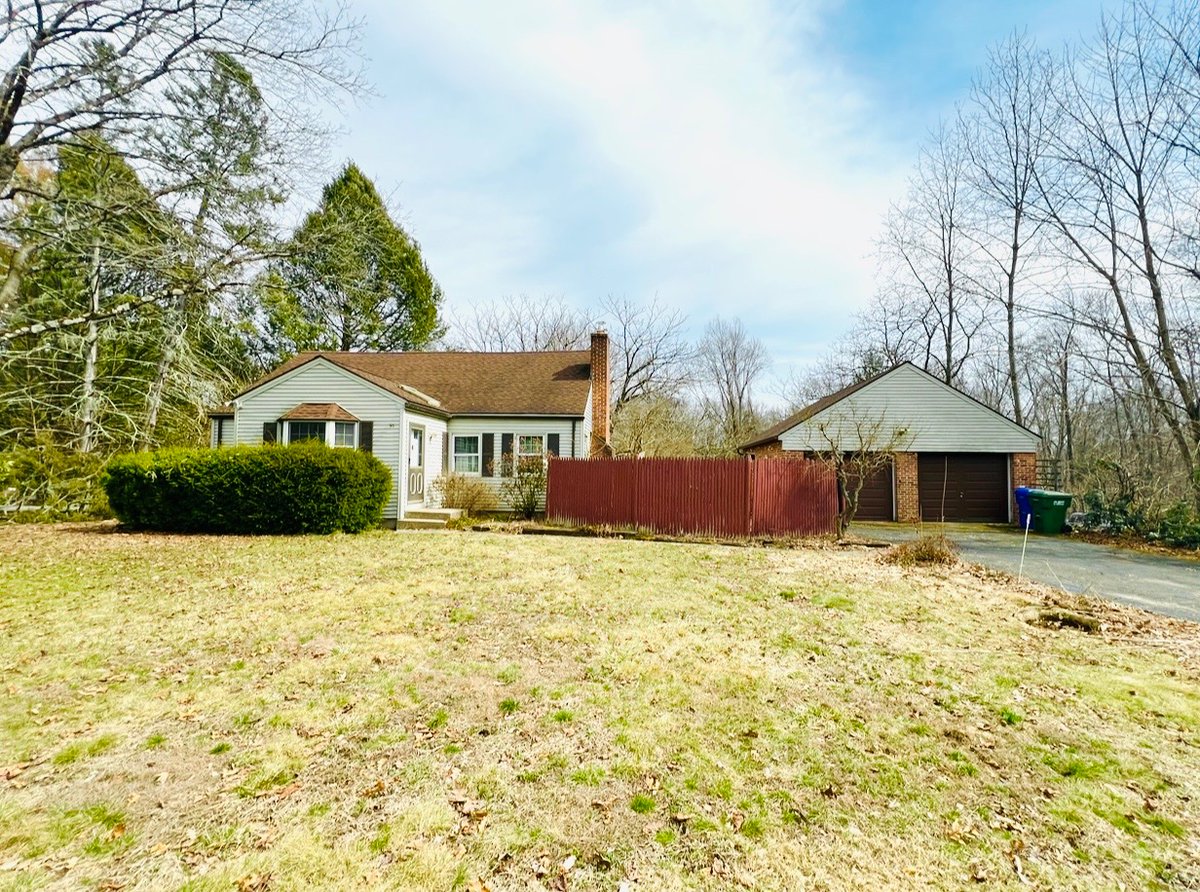 New to the market. Showings start Friday April 10, 2026 . #openhouse Sunday April 12,2026 from 1-3 pm  located in #CantonCt  $339900 Check out all the updates, This home needs cosmetics and paint . 

Mary LeBlanc Realty 8606892689

maryleblancrealty.com/homes-for-sale… 

Spacious Cape style
