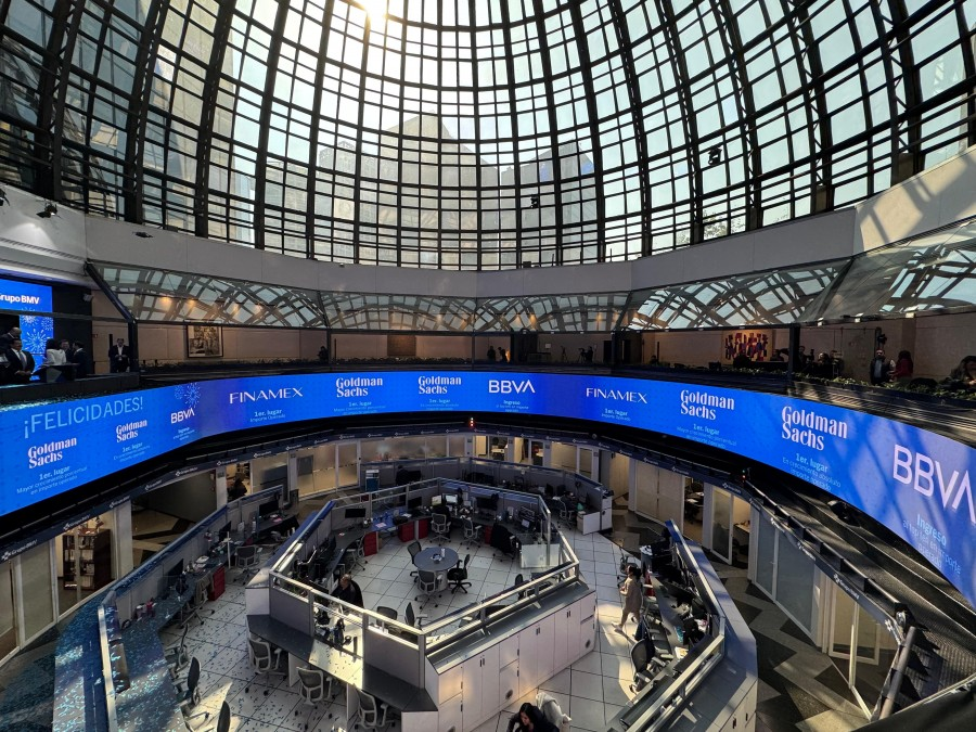 Infosel's tweet photo. 📈 Mercado mexicano: resiliencia en medio de la volatilidad

El primer trimestre de 2026 dejó una señal clara: el mercado bursátil mexicano mantiene tracción, incluso en un entorno global incierto. A pesar de un marzo negativo y del repunte en la volatilidad —impulsado por tensiones geopolíticas y presiones inflacionarias—, los principales índices lograron cerrar con ganancias.

#Mercados #BolsaMexicana #Inversión #Economía #Infosel
https://t.co/5HW7RRbG46