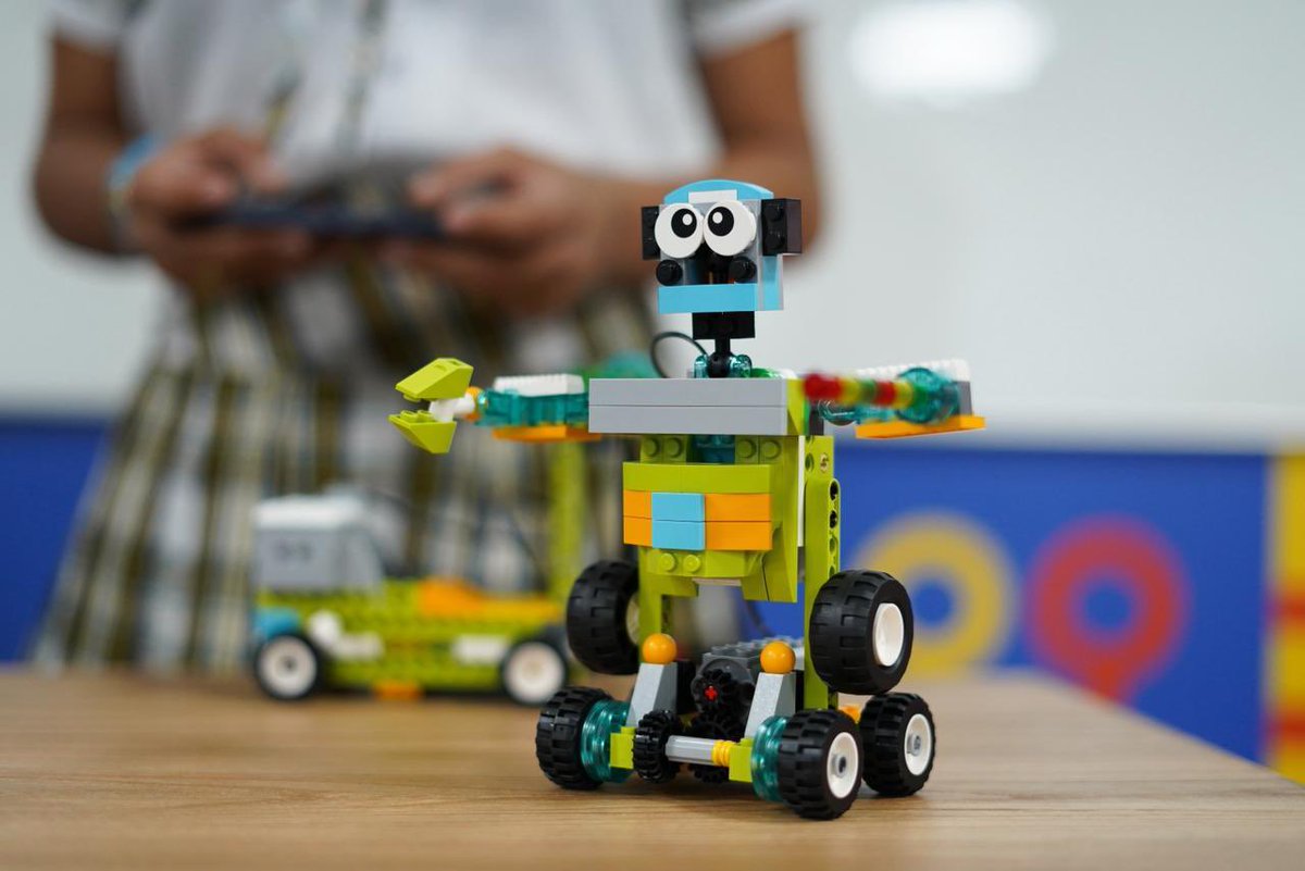 YamilHAranaP's tweet photo. Nos pone muy felices esta noticia: somos finalistas del premio ICII de la Expo I 2026, en la categoría Adopción IA, con nuestro proyecto Colmenas Digitales.

Son dos comunidades rurales de Mompox a las que llevamos este espacio interactivo para que niños y niñas aprendan de robótica, innovación y ciencia.

Para nuestros pelaos, siempre lo mejor 💪🏼