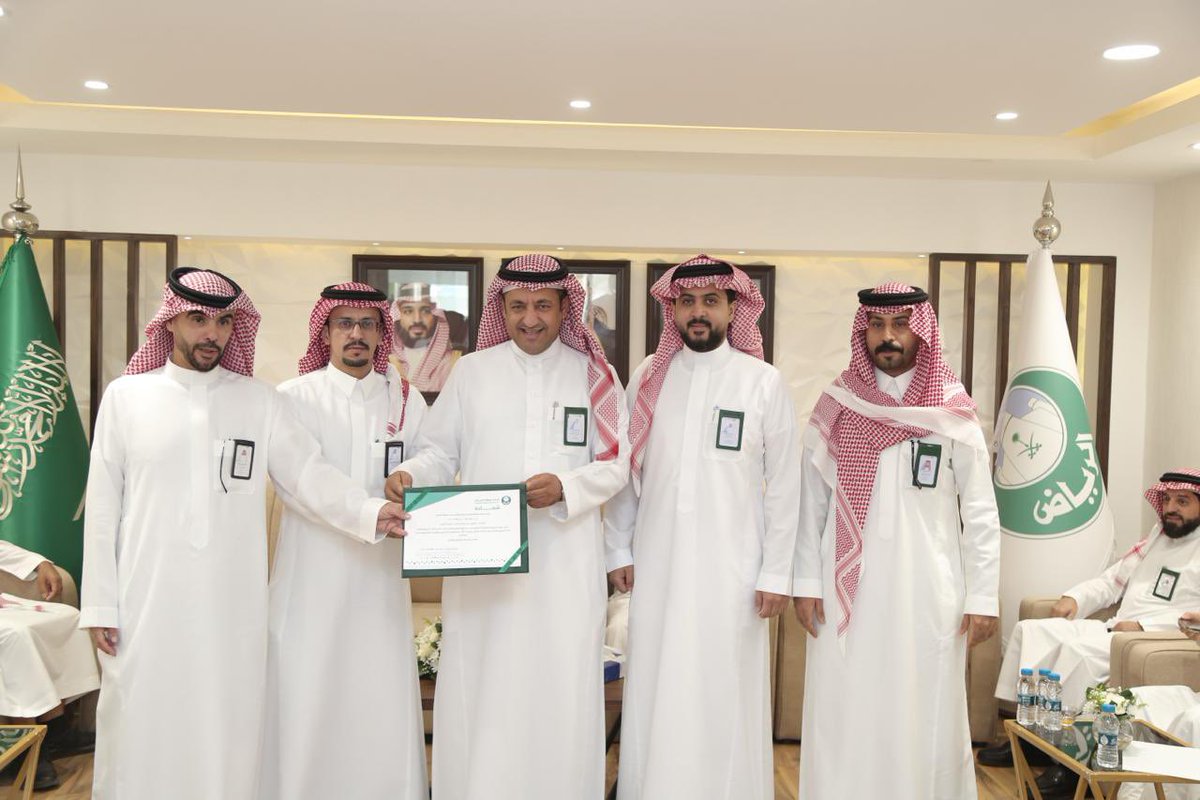 6ariq3's tweet photo. أحمد ﷲ سبحانه وأشكره على عظيم نِعمه

تشرفت بالتكريم من سعادة رئيس قطاع بلديات منطقة الرياض
على الجهود والتعاون ونقل الخبرات بدعم فرق العمل وتعزيز مستوى الأداء لبلديات المنطقة؛ والذي أسهم ولله الحمد بتحسين مؤشرات الإنجاز ورفع جودة المعالجة ضمن أعمال بلاغات 940. https://t.co/KUjuJMVusF