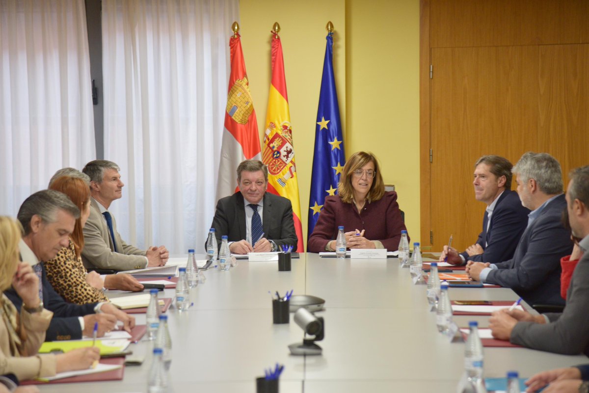 jcyl's tweet photo. 💫@jcyl y @frmpcyl coordinan a los municipios para disfrutar con seguridad del eclipse total del 12/08

Reto👉Asegurar una observación ordenada y compatible con la protección del entorno y la prestación de servicios ante el impacto turístico en #CyL

https://t.co/VMph2eBzmh https://t.co/s2HlcBUk8t