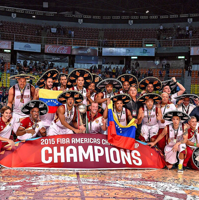 El baloncesto viendo como se pelean el béisbol y el fútbol