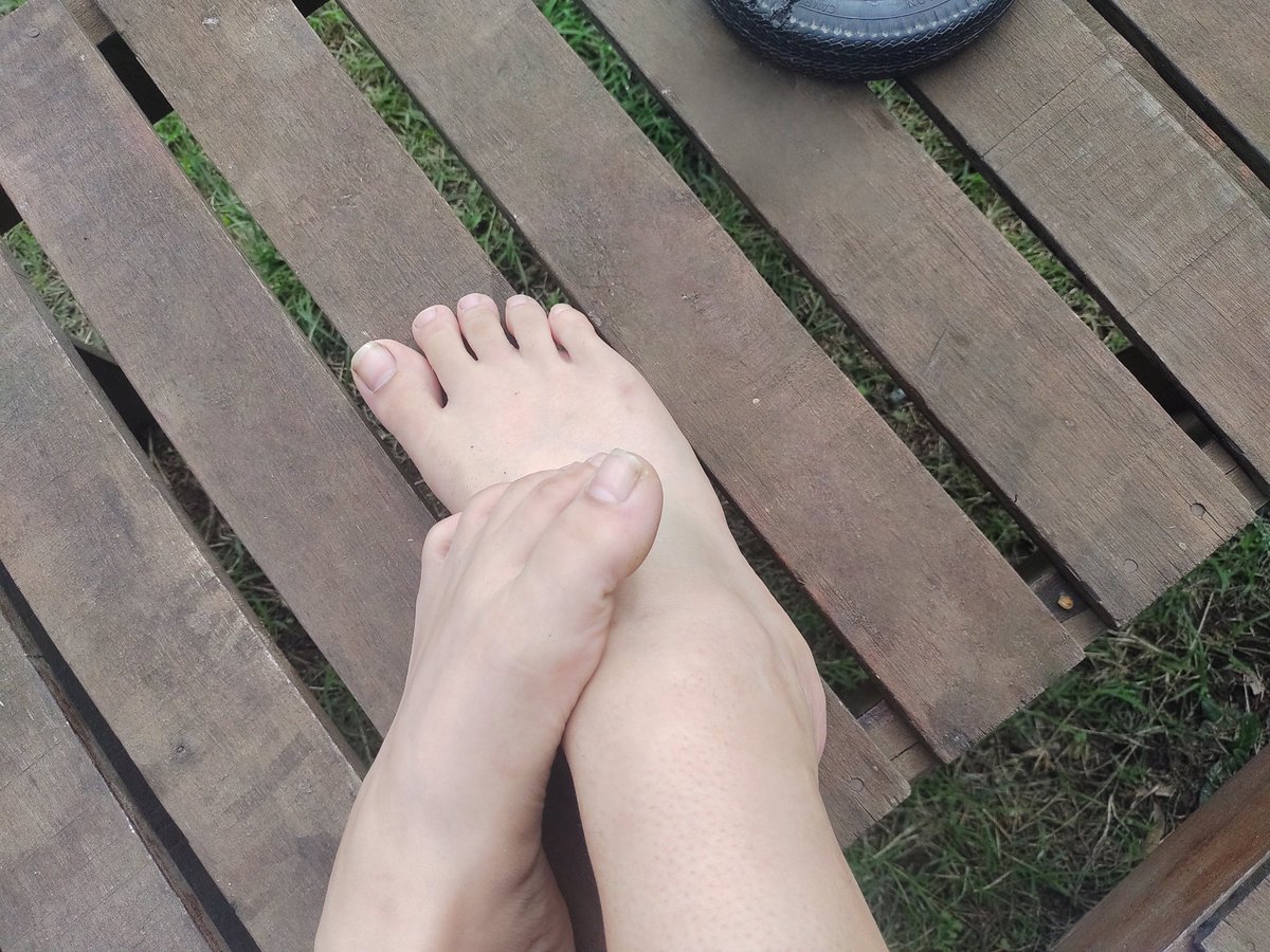 AngelikGray's tweet photo. Debería pintarme las uñas?
.
#feetِ #feetfetısh #feetworshi̇p #pies https://t.co/4g9gPpOmHi