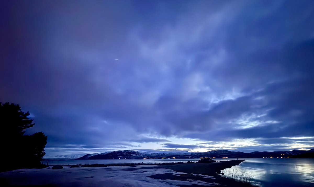 whisperingpoems's tweet image. #vss365 

I write a river
nebulous, opaque,
with the scent of salt.

a river that tongues
the dark,
laying itself on a page,
cursive thoughts
like waves that
rise and fall.

flowing in #ink,
it shapes, it scribes,
until the river
becomes me.
🖤
 #ωнιѕρєяѕ 

📸#Mine