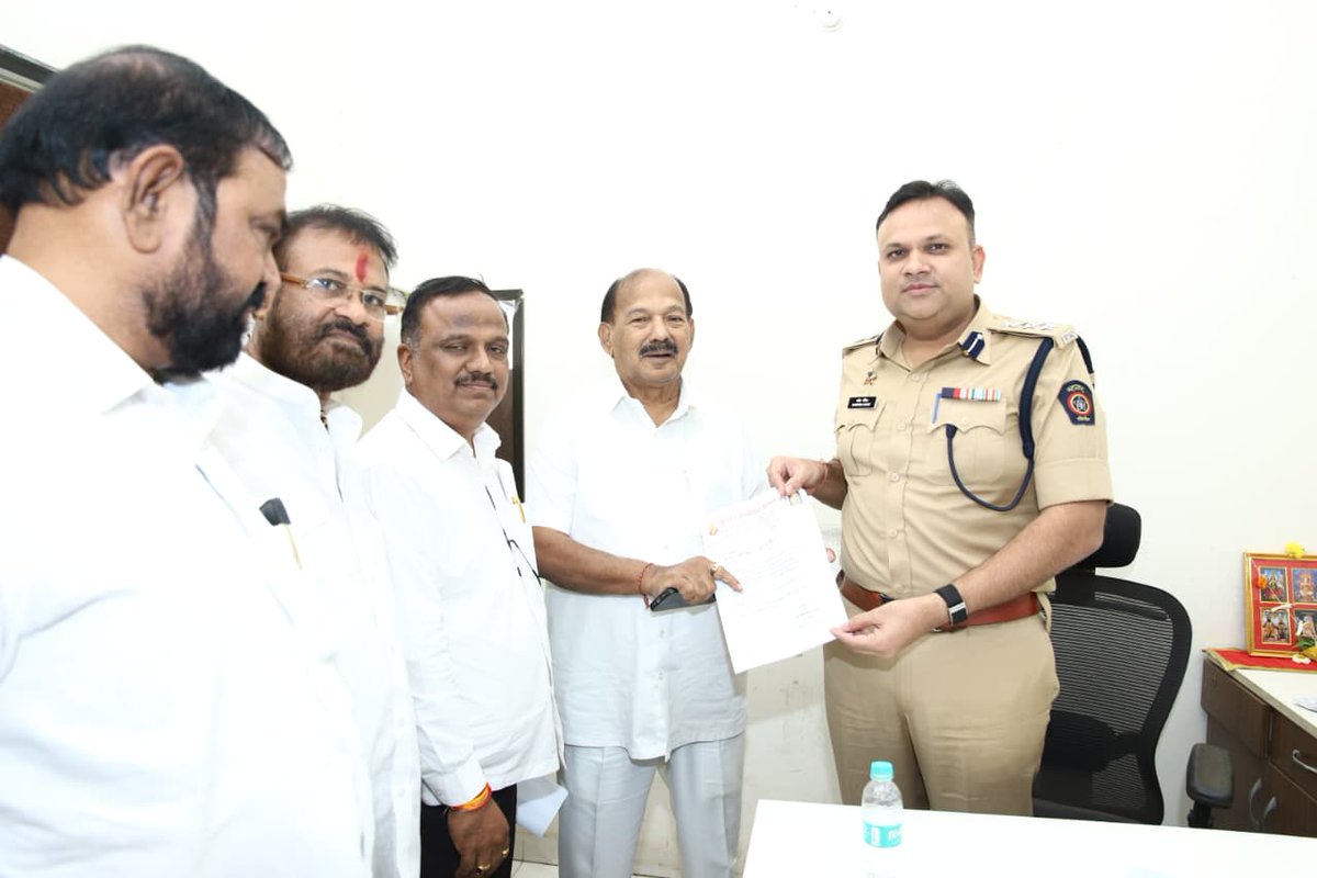 KalidasKolambkr's tweet image. आज दिनांक ७ एप्रिल २०२६ रोजी झोन ५ चे DCP श्री. महेंद्र पंडित यांची माहीम रेतीबंदर कार्यालयात जाऊन भेट घेतली . यावेळी परिसरातील शेतकरी, भाजी विक्रेते आणि कामगार बांधवाशी थेट संवाद साधत अडचणी जाणून घेतल्या .

#Mahim #Mumbai #MumbaiPolice #work