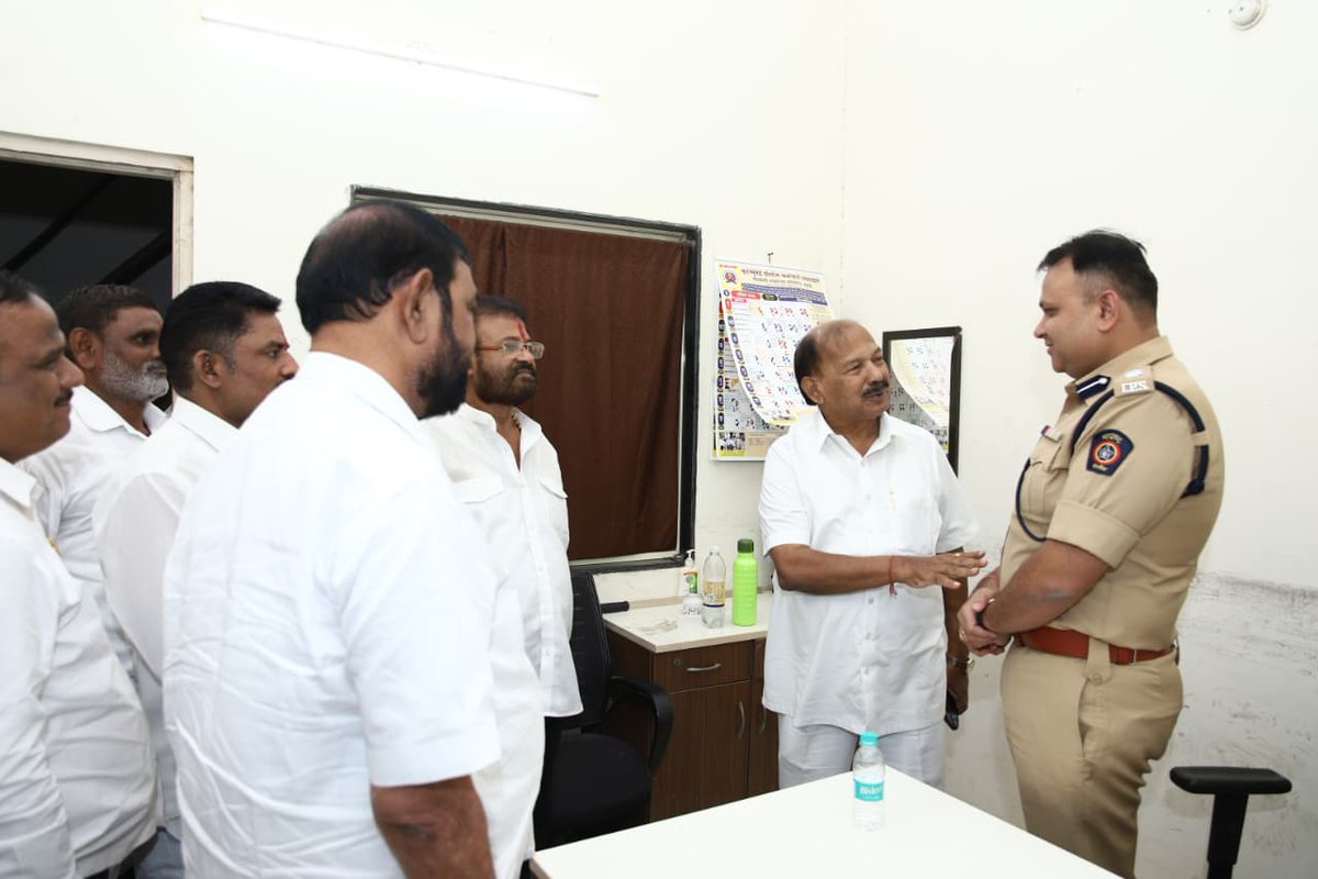 KalidasKolambkr's tweet image. आज दिनांक ७ एप्रिल २०२६ रोजी झोन ५ चे DCP श्री. महेंद्र पंडित यांची माहीम रेतीबंदर कार्यालयात जाऊन भेट घेतली . यावेळी परिसरातील शेतकरी, भाजी विक्रेते आणि कामगार बांधवाशी थेट संवाद साधत अडचणी जाणून घेतल्या .

#Mahim #Mumbai #MumbaiPolice #work