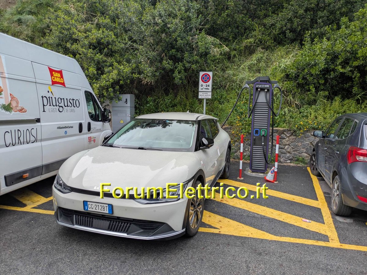 Le stazioni di ricarica Enel situate a Serrara Fontana NA in località Sant'Angelo d'Ischia: tutto ok fino ad 84 kW ma attenzione che vi vengono posteggiate della auto dai gestori del parcheggio stesso forumelettrico.it/forum/colonnin… #SantAngelo #SerraraFontana #napoli #ischia