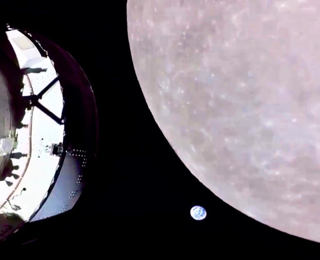 AdamSmithFree's tweet photo. @NASAAdmin #BlueDot
"A delicate blue-and-white crescent Earth hangs in the infinite blackness of space, illuminated by the Sun."
Carl Sagan https://t.co/xuTwiKDSRN