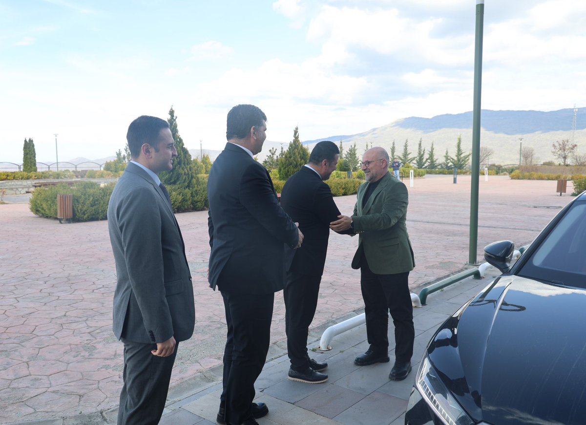 ErzurumVakiflar's tweet photo. B��lge Müdürümüz Sn. Murat Uslu, Iğdır Üniversitesi Rektör Vekili Sn. Prof. Dr. Haktan Sevinç’i makamında ziyaret etti.

Gerçekleşen ziyarette, vakıf kültürü ve vakıf taşınmazlarının değerlendirilmesi başta olmak üzere, eğitim-öğretim faaliyetlerine katkı sunacak iş birliği imkanları ele alındı.

Nazik kabulleri ve misafirperverlikleri dolayısıyla Sayın Rektör Vekilimize teşekkür ederiz.

@muslu24 @VakiflarGM