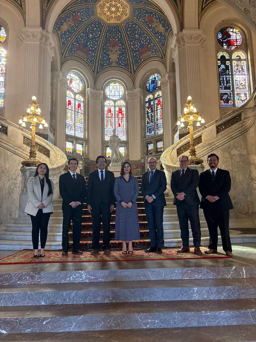EmbaGuaHolanda's tweet photo. Hoy, la Embajadora Rodríguez Pineda de la @EmbaGuaHolanda presenció la firma del acuerdo de cooperación entre la @PCA_CPA y @CRECIG, un paso importante para fortalecer la relación entre ambas instituciones, en beneficio de la comunidad arbitral guatemalteca. #arbitration 🇬🇹⚖️ https://t.co/UTjTFrf4cg