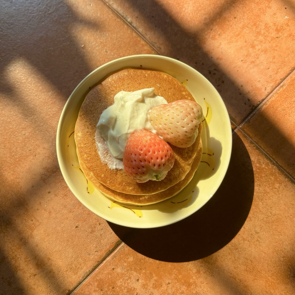 breakfast 🥞 hotcakes with yogurt and strawberries! 350~ cals