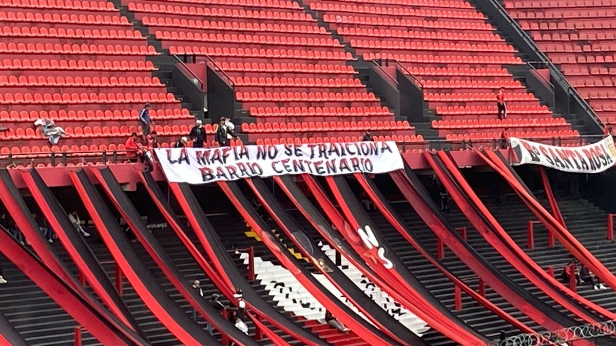 Agusseissfon's tweet image. ¿Y ahora que hacemos? De quien es la culpa 👀
Claramente no defiendo a la barra pero toda del Operativo. #Colón