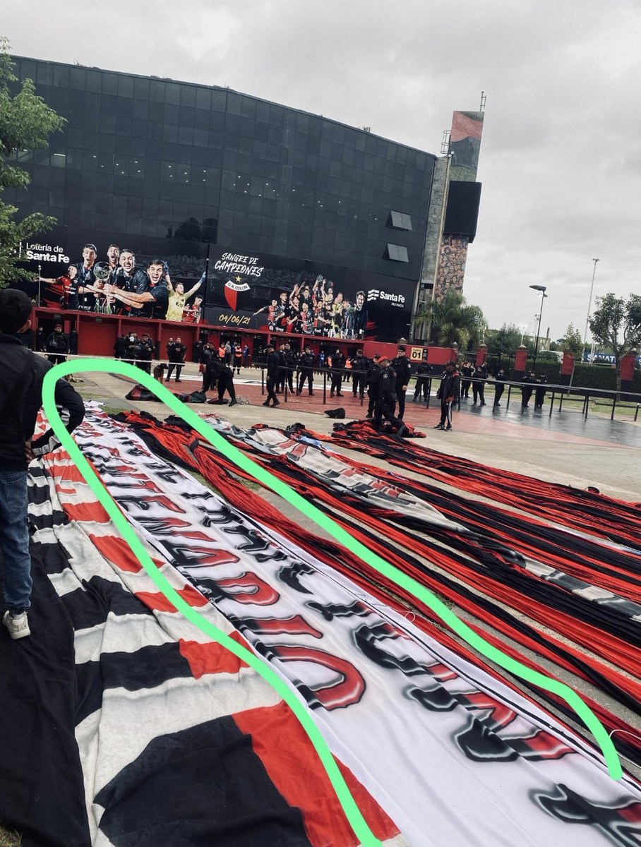 Agusseissfon's tweet image. ¿Y ahora que hacemos? De quien es la culpa 👀
Claramente no defiendo a la barra pero toda del Operativo. #Colón