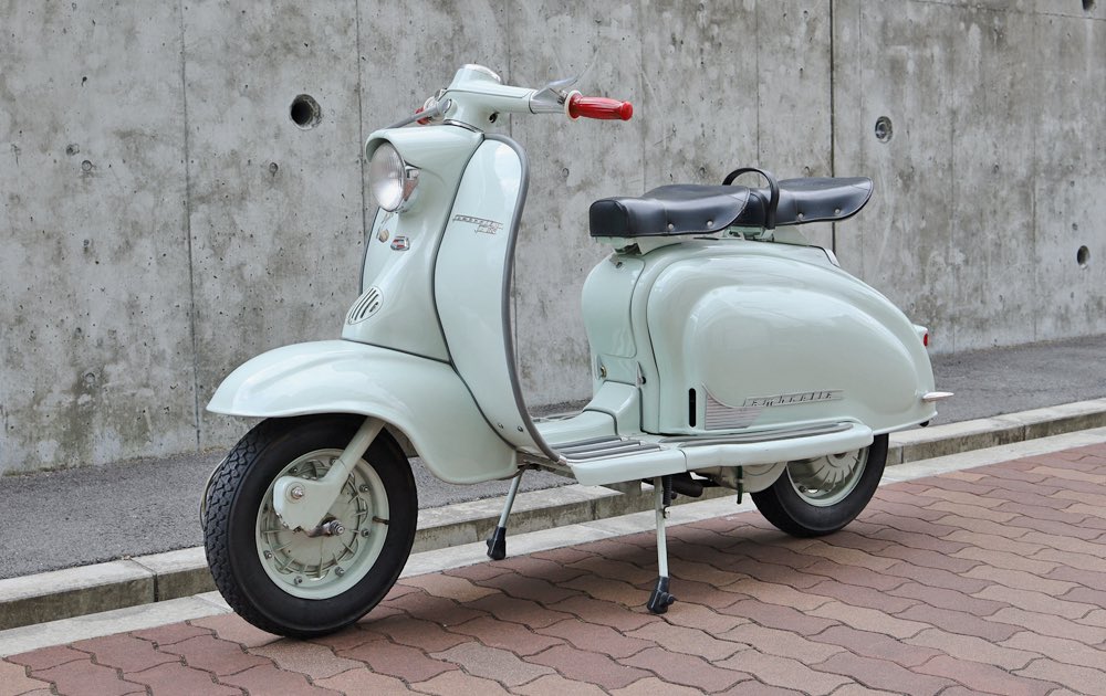 Tochan_VW's tweet photo. バイクの免許欲しいな〜
そしたらバイクも欲しいな

暑い、寒い、風が強い、天気が心配って理由をつけて乗らないのが想像出来るだけに免許までのハードルが高い 

そして乗りたいバイクの信頼性が低いし入手の難易度も高い

※画像はネットから拾いました 
鉄スクーターに乗りたいんじゃ https://t.co/uUrBlbPIee
