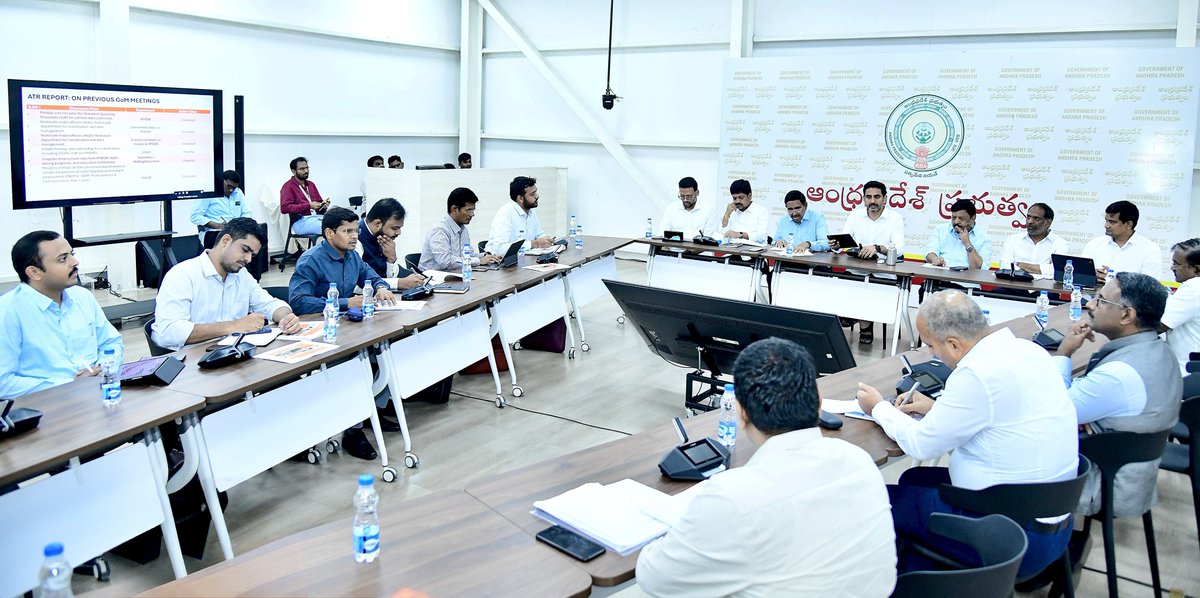 naralokesh's tweet photo. రాష్ట్రంలో 20 లక్షల ఉద్యోగాల కల్పనపై మంత్రుల ఉపసంఘం సమావేశం ఉండవల్లి నివాసంలో జరిగింది. రాష్ట్రానికి ఇప్పటివరకు వచ్చిన పరిశ్రమలు, కల్పించిన ఉద్యోగాలతో పాటు ప్రభుత్వంతో ఒప్పందం కుదుర్చుకున్న ప్రాజెక్టుల గ్రౌండింగ్ పై చర్చించాం. యువతకు ఉద్యోగ, ఉపాధి అవకాశాల కల్పనే లక్ష్యంగా అంతా కలిసి పనిచేయాలని ఈ సందర్భంగా అధికారులకు దిశానిర్దేశం చేశాం.