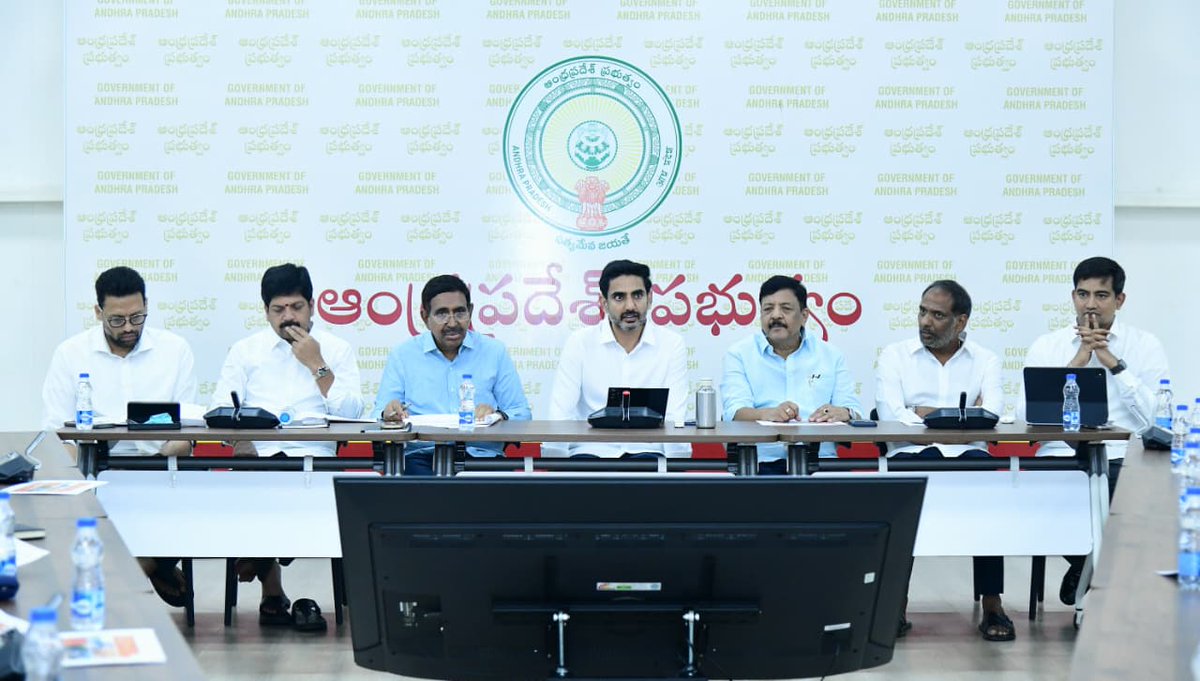 naralokesh's tweet photo. రాష్ట్రంలో 20 లక్షల ఉద్యోగాల కల్పనపై మంత్రుల ఉపసంఘం సమావేశం ఉండవల్లి నివాసంలో జరిగింది. రాష్ట్రానికి ఇప్పటివరకు వచ్చిన పరిశ్రమలు, కల్పించిన ఉద్యోగాలతో పాటు ప్రభుత్వంతో ఒప్పందం కుదుర్చుకున్న ప్రాజెక్టుల గ్రౌండింగ్ పై చర్చించాం. యువతకు ఉద్యోగ, ఉపాధి అవకాశాల కల్పనే లక్ష్యంగా అంతా కలిసి పనిచేయాలని ఈ సందర్భంగా అధికారులకు దిశానిర్దేశం చేశాం.