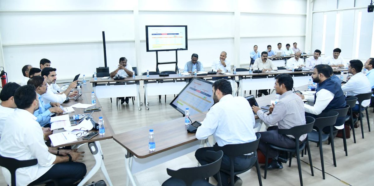 naralokesh's tweet photo. రాష్ట్రంలో 20 లక్షల ఉద్యోగాల కల్పనపై మంత్రుల ఉపసంఘం సమావేశం ఉండవల్లి నివాసంలో జరిగింది. రాష్ట్రానికి ఇప్పటివరకు వచ్చిన పరిశ్రమలు, కల్పించిన ఉద్యోగాలతో పాటు ప్రభుత్వంతో ఒప్పందం కుదుర్చుకున్న ప్రాజెక్టుల గ్రౌండింగ్ పై చర్చించాం. యువతకు ఉద్యోగ, ఉపాధి అవకాశాల కల్పనే లక్ష్యంగా అంతా కలిసి పనిచేయాలని ఈ సందర్భంగా అధికారులకు దిశానిర్దేశం చేశాం.