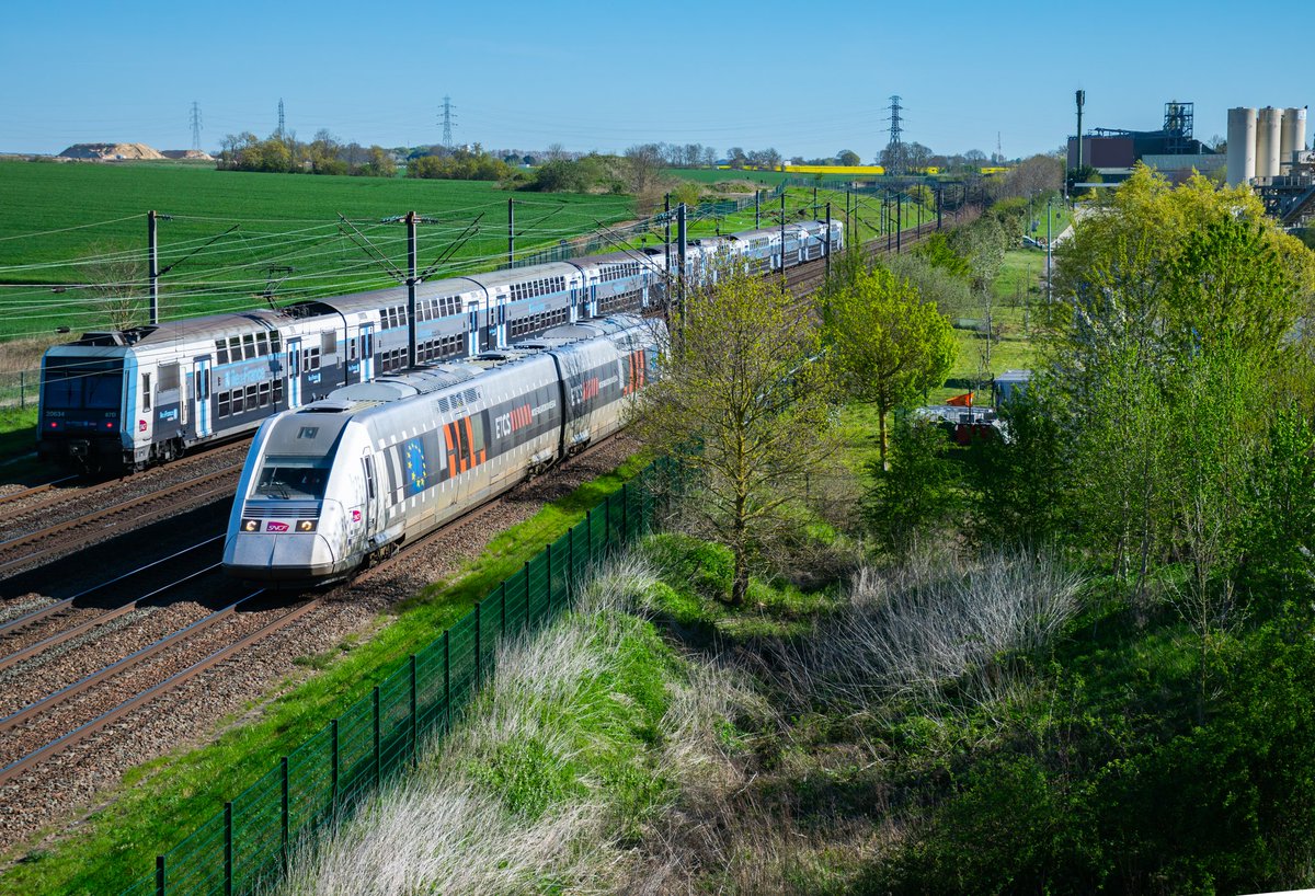 MOUTON_ferro's tweet photo. Ce matin le X72500 ETCS faisait un LUA - VSG. 
Il est vu ici à Louvres (95).
#x72500 #x72500etcs #louvres https://t.co/tAXgzAnyte