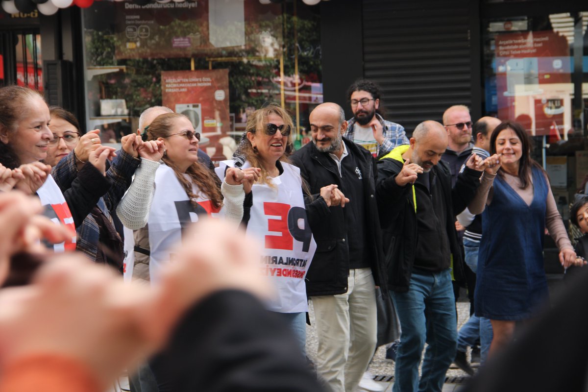 solhaberportalY's tweet photo. İşçilerin dayanışması tekstil patronlarının tezgahını dağıttı: ‘Tek bir fason kalmayana dek!’

📢İzmir’de tekstil işçilerinin ‘hi��bir şey eskisi gibi olmayacak’ diyerek başlattığı yürüyüş, Elsa ve Atamay direnişleriyle yeni zaferler kazandı. 

✊Fason sisteminin karanlığına inat, Buca’nın sokaklarını davul zurna sesleriyle inleten işçiler, sadece haklarını değil özgüvenlerini de geri aldı.

🖊️Haber: Nagihan Çakır (@nagihancakirx)

https://t.co/j7ssCh7C8m