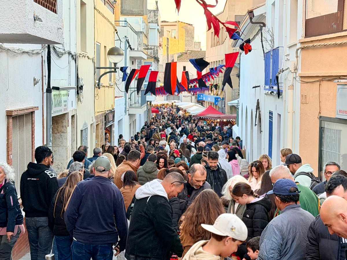 ajcubelles's tweet photo. 🏰 #Cubelles tanca la Fira Medieval més multitudinària dels darrers anys.
👉 +90 parades i activitats
👉 Impacte positiu en el comerç i la restauració

🔗 https://t.co/01kJh2JUOn

@CubellesTurisme 
#firamedievalcubelles #turismecubelles #cubellesmedieval #setmanasantacubelles https://t.co/U0K8UYNsFC