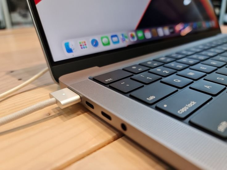 kaaaash____'s tweet image. Be honest, 

Does keeping a laptop plugged in at 100% while using it ruin the battery?