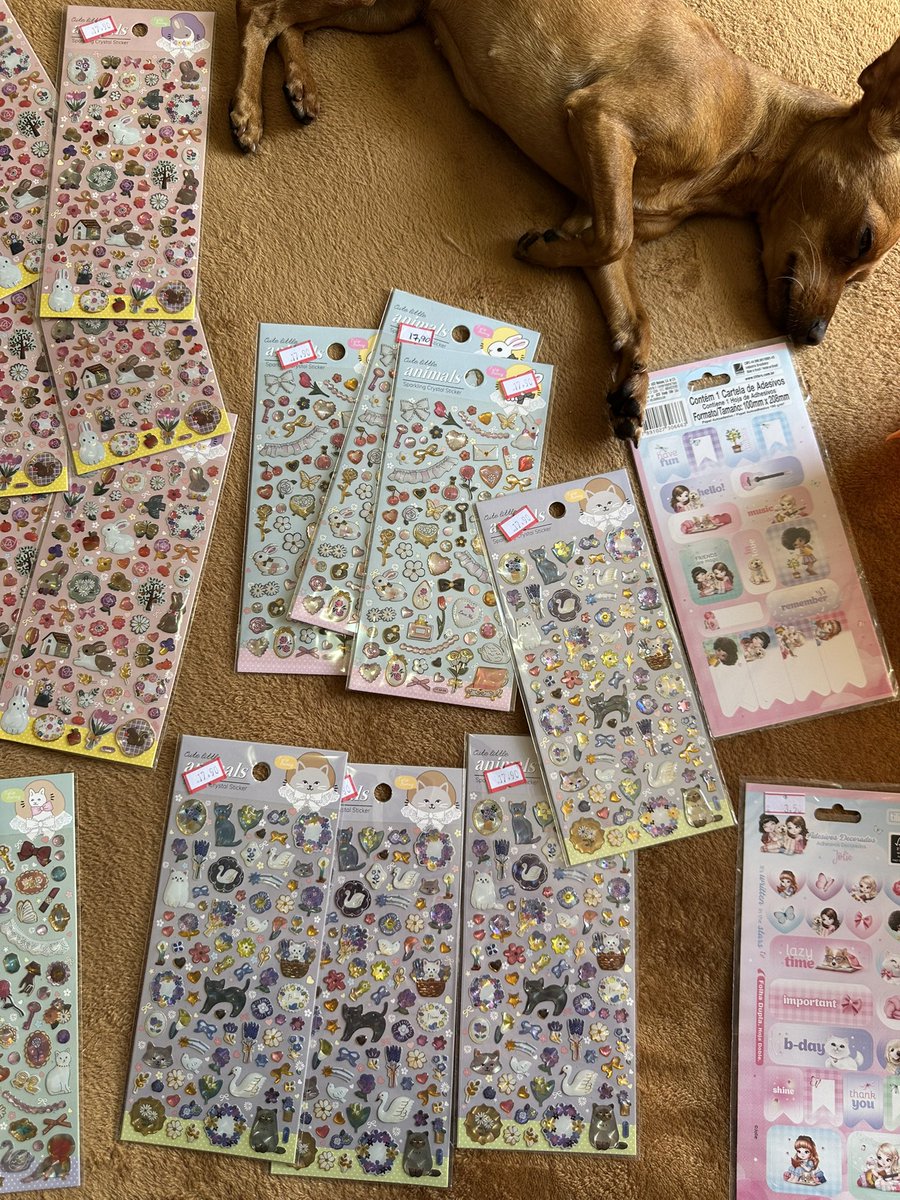 porndenji's tweet photo. meu pai ficou tão animado sabendo que consegui comprar o ingresso pro show do bts que pra comemorar me deu uma sacola CHEIA de adesivos lindos eu fico encantada com o carinho absurdo que só um pai pode transmitir pra uma filha 💖💖💖 (abaixo do tweet tem os outros adesivos) https://t.co/mPKb0wtMdh