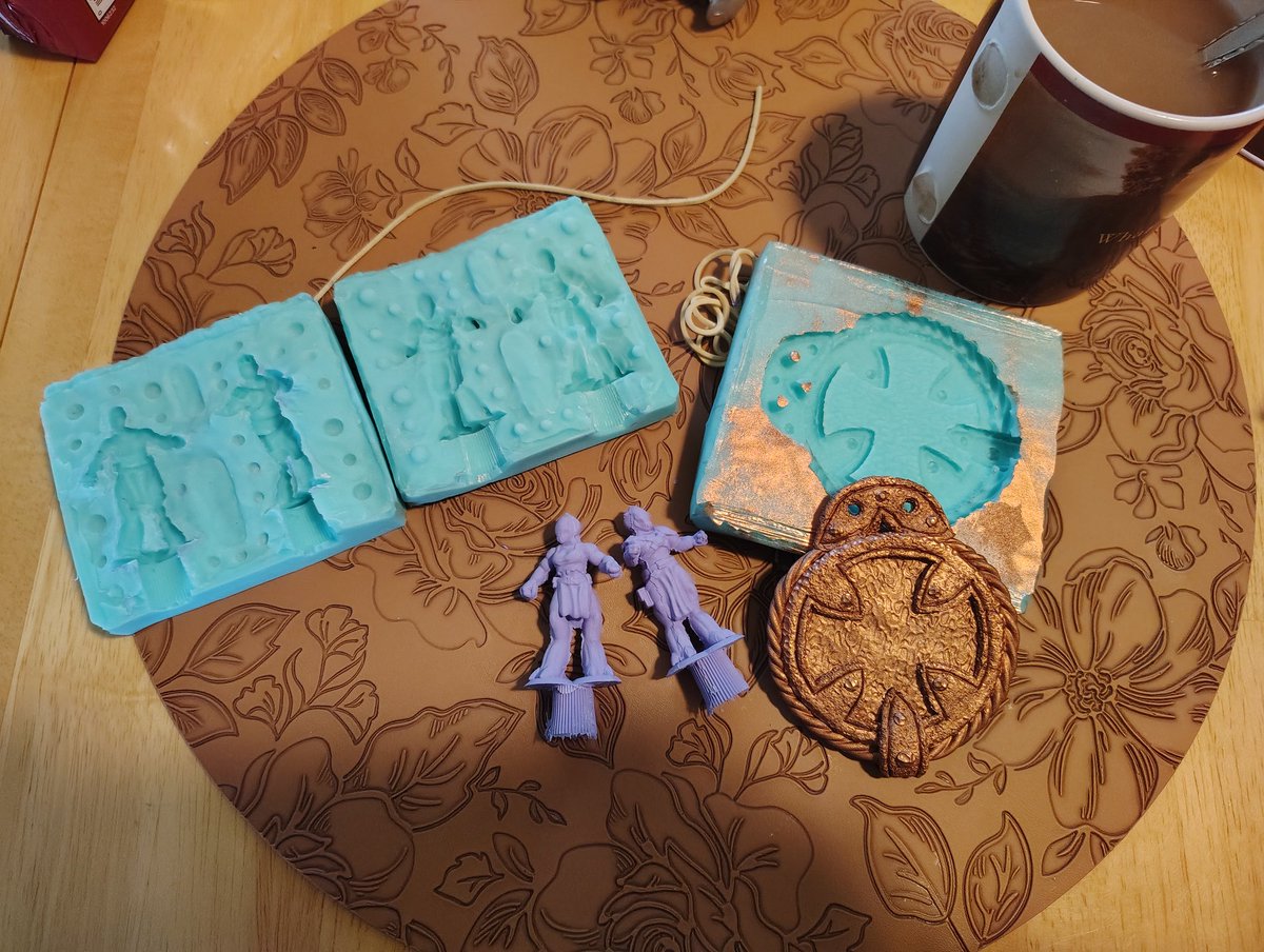 JunkChimera's tweet image. The newest mold is working good! My mom wanted a copper medallion, so she got one lol. #keshifigures #keshi #toyart  #resinjewelry #resinart