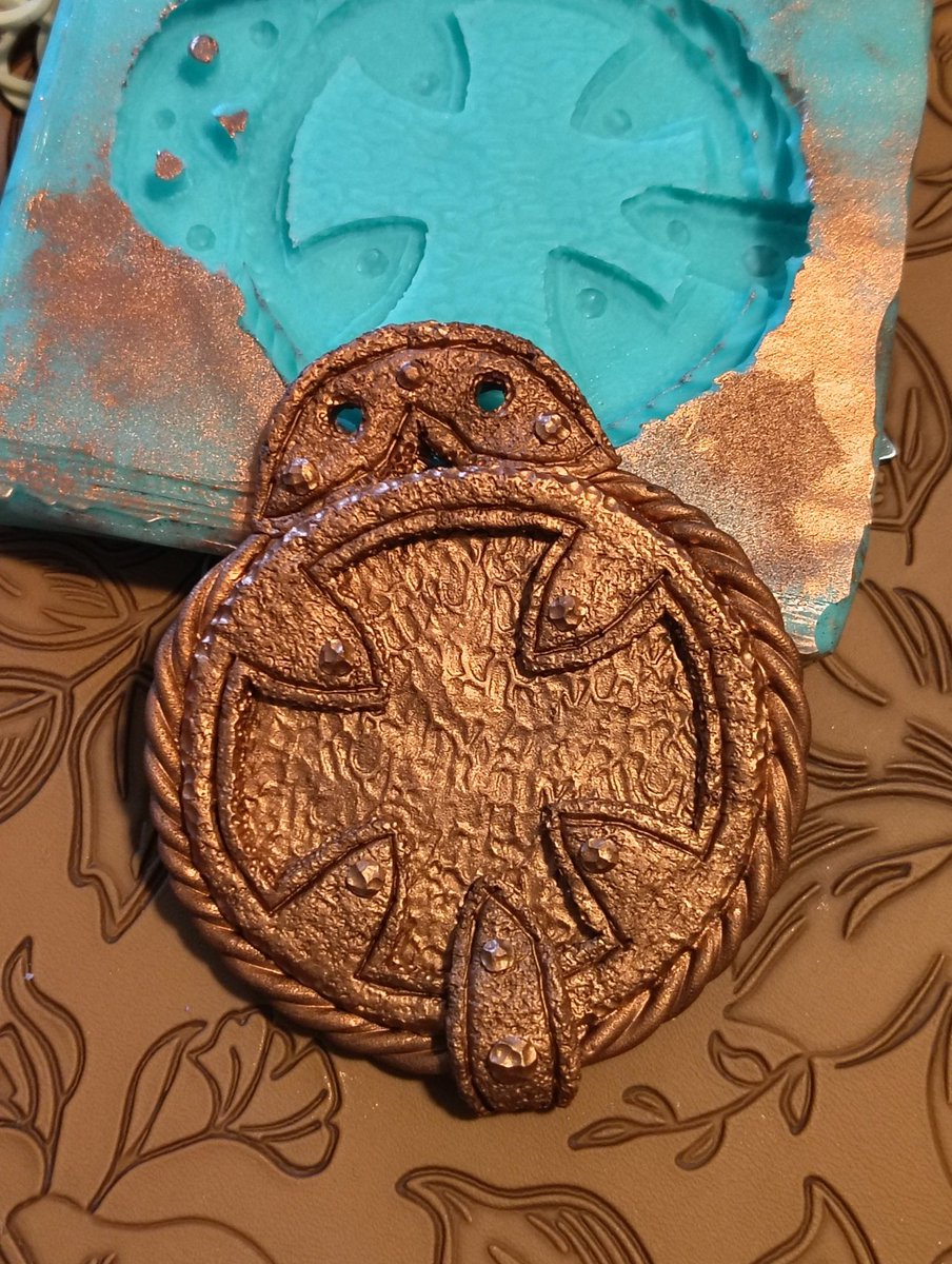 JunkChimera's tweet image. The newest mold is working good! My mom wanted a copper medallion, so she got one lol. #keshifigures #keshi #toyart  #resinjewelry #resinart