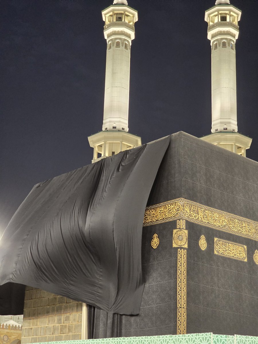 The Kiswah under the wind is something else...