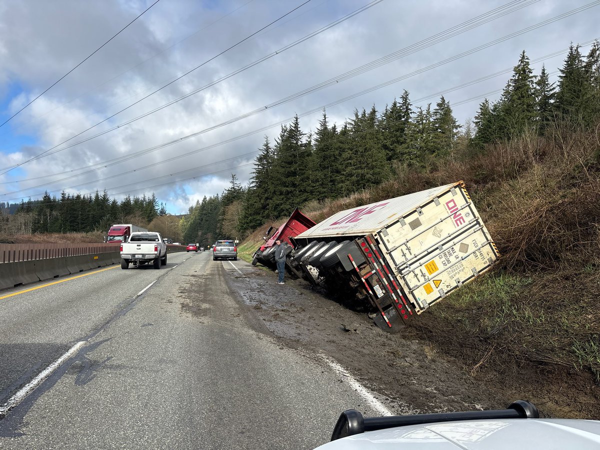 wspd2pio's tweet image. #HappeningNow WB SR 18 near MP 24. 80k pounds of potatoes!!  The WB lanes will need to be shut down once the tow arrives.  Expect delays.