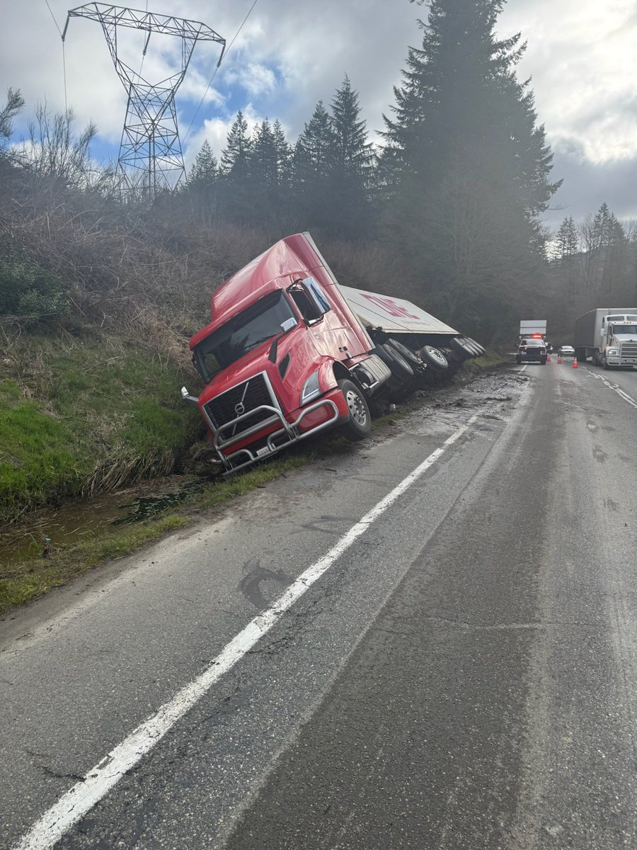 wspd2pio's tweet image. #HappeningNow WB SR 18 near MP 24. 80k pounds of potatoes!!  The WB lanes will need to be shut down once the tow arrives.  Expect delays.
