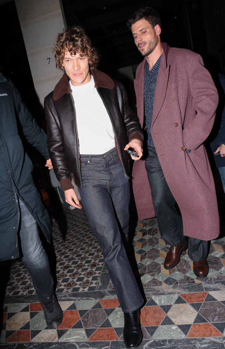 t.⭐️🕶️✌️ tweet media