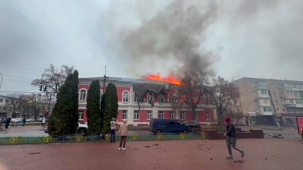Уйобки влупили по будівлі МіськРади в Прилуках, блять, тій будівлі більше ніж рсфср та рф разом