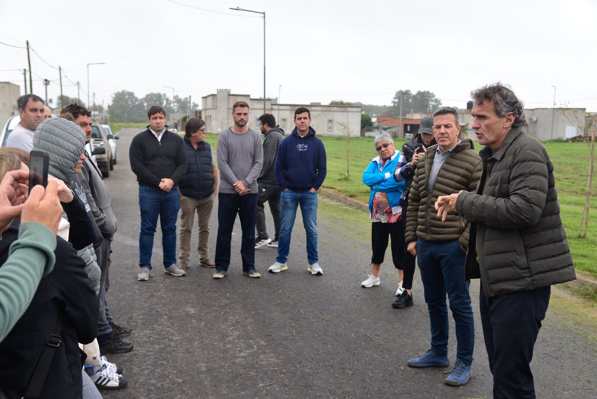 gkatopodis's tweet photo. En #RoquePérez seguimos con obras que le mejoran la vida a la gente.

Junto a @FrSciaini nos reunimos con vecinas y vecinos del barrio La Copa, donde vamos a iniciar una obra de gas muy esperada por toda la comunidad.

Son intervenciones que se suman a un proyecto urbano que ya finalizamos con nuevo pavimento, sumideros, desagües pluviales, obras eléctricas y luminarias.

Además, con obras de cordón cuneta en las calles Homero Fernández y Ciappa Anaut, estamos mejorando el escurrimiento del agua y la transitabilidad.