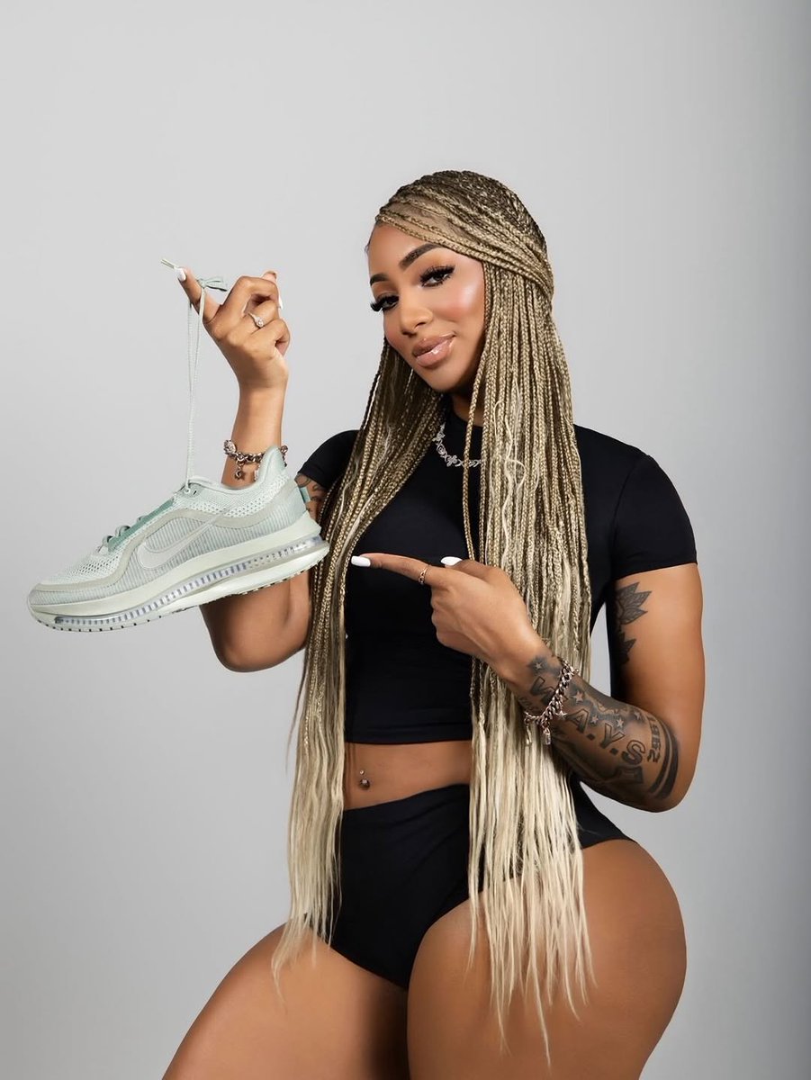 JustFreshKicks tweet media