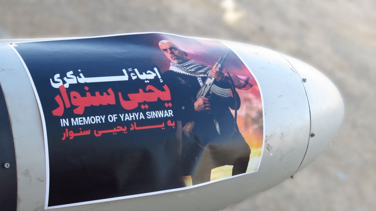RaefiThoughtsEn's tweet photo. For Yahya Sinwar, he fought like Imam Hussein and was martyred like Karbala, standing firm until the very end in the face of overwhelming force.

إحياءً لذكرى يحيى السنوار ــ لقد قاتل كالإمام الحسين واستُشهد كما في كربلاء، وبقي صامداً حتى النهاية في مواجهة قوةٍ كاسحة. https://t.co/AuKSI8ww1P