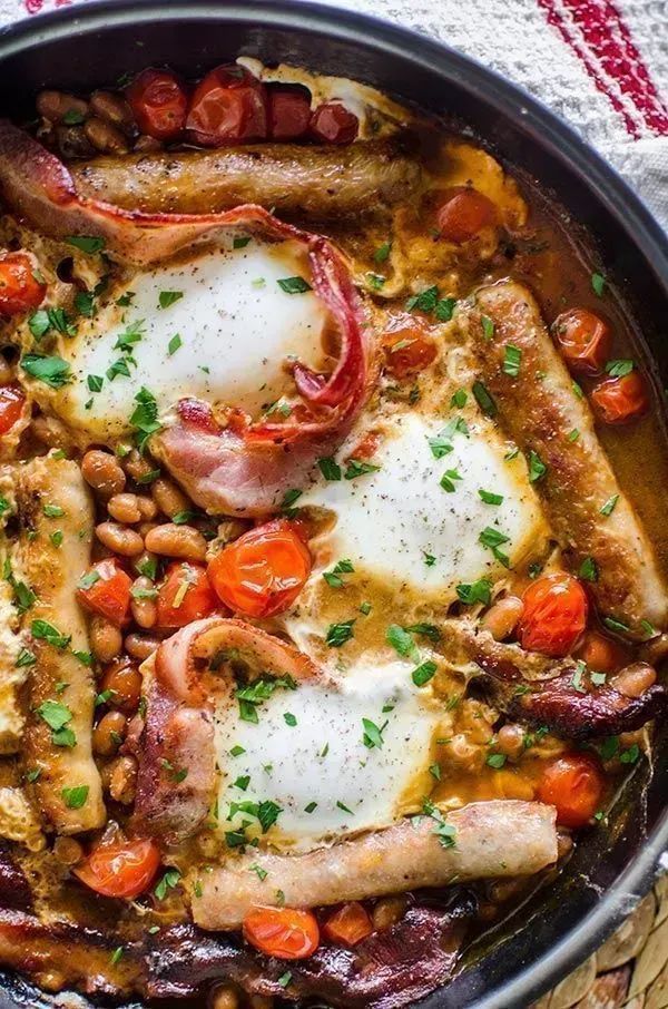 Living_Lou's tweet image. Do you LOVE breakfast as much as I do?

This one-pan English breakfast comes together with eggs, sausages, bacon, cherry tomatoes and baked beans.

RECIPE: buff.ly/2q2lD6Q
#eggs #recipe