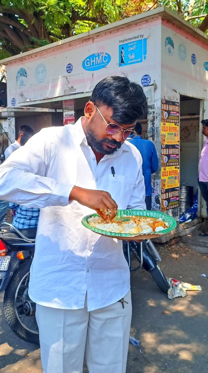 హైదరాబాద్ వచ్చిన కొత్తల్లో  హైదరాబాద్ లో ఉన్నన్ని రోజులు ప్రతి రోజూ ఐదు రూపాయల బువ్వే తినేది.. 
విద్యార్థి ఉద్యమ నిర్మాణం కోసం డిగ్రీ చదివే రోజుల్లో కరీంనగర్ నుండి హైదరాబాద్ వస్తూ పోతూ ఉండేవాడిని, 
కట్టెలమండి (టీవీ టవర్స్)హాస్టల్  లో విద్యార్థులను కలిసి దిల్షుక్ నగర్ కి