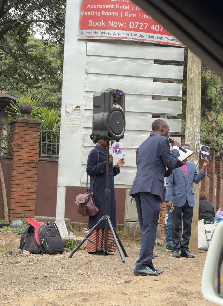 cherrrotich's tweet photo. 7AM Nairobi: Chiromo lane. (opposite Kempinski)..roadside vendors set up shop as a pastor complete with a speaker &amp; translator, “preaches” What nonsense is this? @SakajaJohnson what are you really doing to Kenya’s capital? @NemaKenya what is this? We are on free gear as a Capital https://t.co/BTg8mVrt33