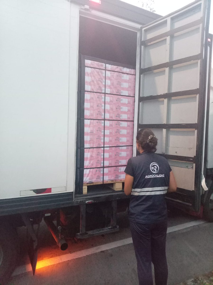 AgrocalidadZ3's tweet photo. #Pastaza l Realizamos inspecciones físicas y documentales al transporte de productos agrícolas (pitahaya) con el objetivo de mantener el estatus fitosanitario del país, en el Puesto Fijo de Control en el cantón Mera. #ProductosDeCalidad https://t.co/8panGUZiEj
