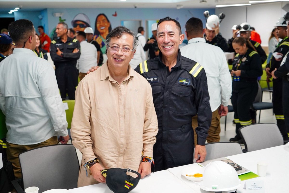🚨 Ecopetrol sigue sangrando: Ricardo Roa toma licencia temporal por sus enredos judiciales. Mientras tanto, Petro y su junta directiva improvisan.
¿Hasta cuándo vamos a permitir que la principal empresa del país sea un juguete político?
Colombia merece seriedad. #Ecopetrol