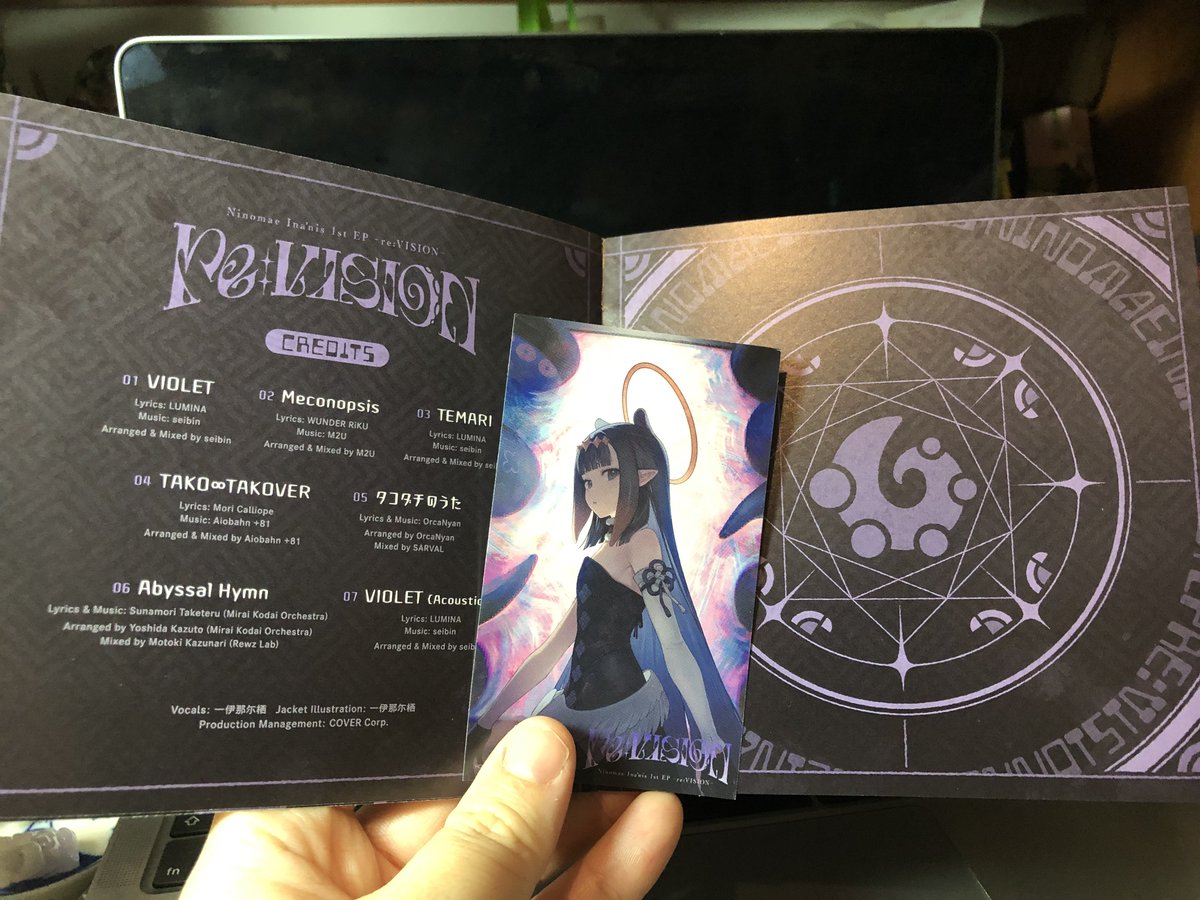 chuemi_treeeeee's tweet photo. Unpacking Ina EP after a rough work task.

Wasn’t lucky inaff to get sign card but look at the beautiful artwork! Sasuga Priestess!
The designs and layout for the booklet are also very stylish, am a fashion tako now (kind of).

Looking forward to Abyssal Hymn MV!
WAH!

#TAKOTIME https://t.co/NMCmwtMMjy