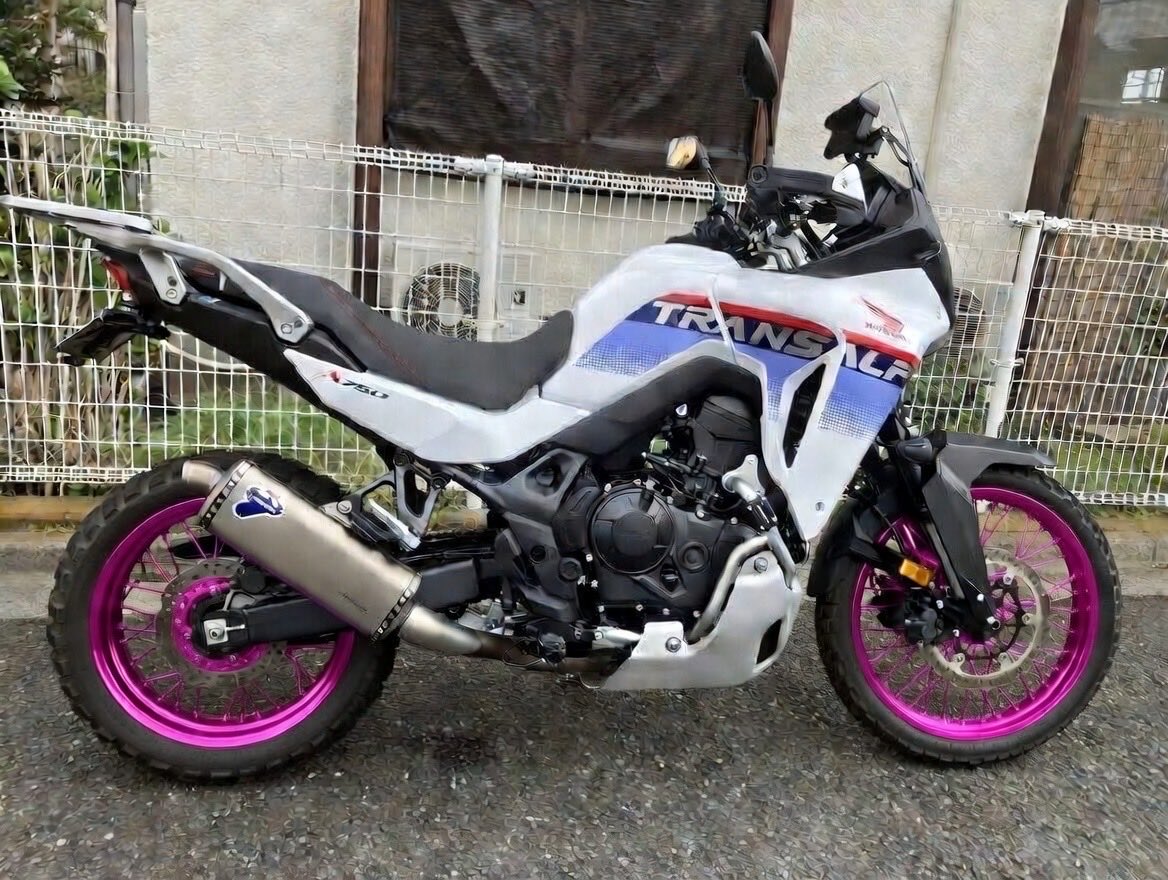 mosicon's tweet photo. 着せ替え2。やはり差し色は合う。
#TRANSALP
#XL750 https://t.co/YZUdySLdsY