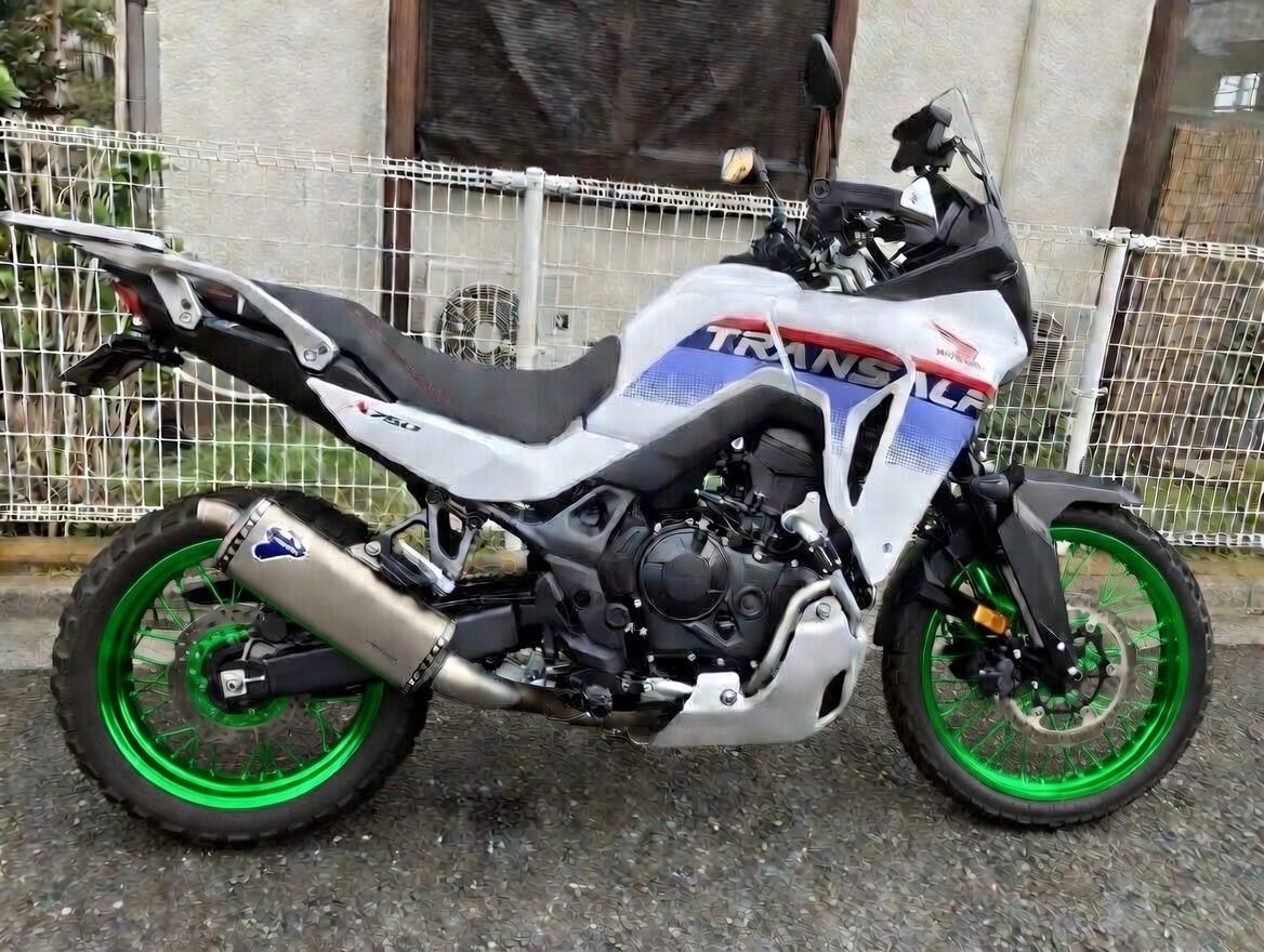 mosicon's tweet photo. 着せ替え2。やはり差し色は合う。
#TRANSALP
#XL750 https://t.co/YZUdySLdsY